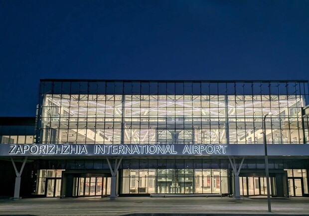 Прикольно: в запорожском аэропорту установили необычное освещение фото