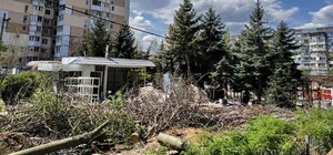 Установили забор и пилят деревья: что строят в Одессе на Марсельской 