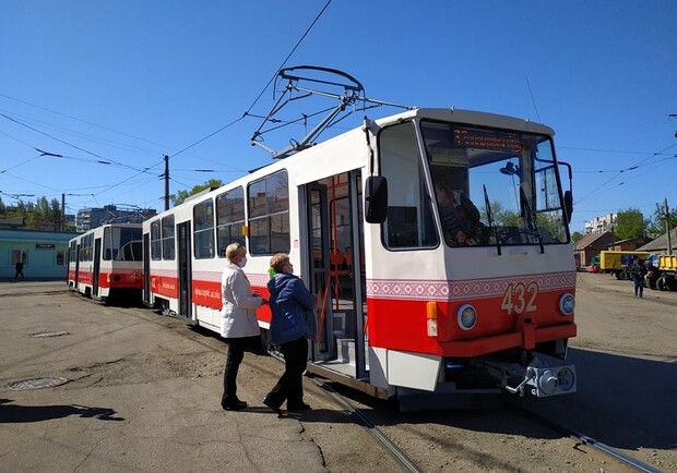 Почти 600 тысяч гривен: в Запорожье отремонтировали два трамвая фото