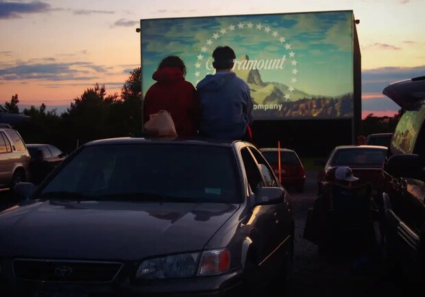 Покупай попкорн: в Запорожье заработал кинотеатр для авто фото