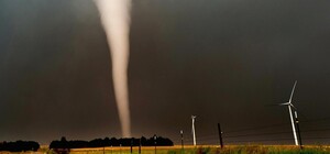 Стихия разбушевалась: в поле под Запорожьем заметили смерч (видео)