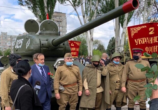 Легенда Второй Мировой: по улицам Запорожья проехался танк (видео) фото