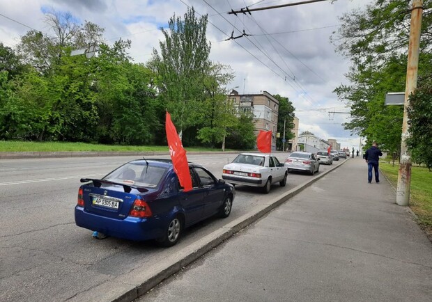 Провокация: в Запорожье состоялся автопробег с запрещенной символикой фото