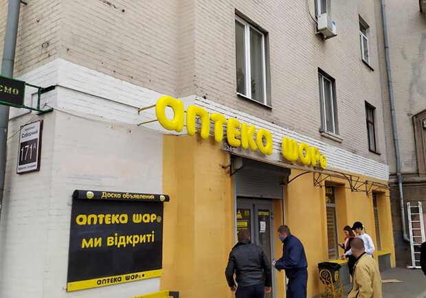 "Ошиблись цветом": в Запорожье снова изуродовали фасад дома - фото