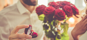 На белом коне и со скрипкой: в центре Харькова парень сделал романтичное предложение девушке