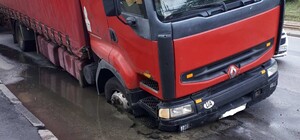 Объезжай пробку: на Дегтяревской грузовик провалился в яму на проезжей части