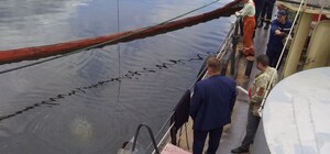 Спасибо водолазам: из Днепра достали контейнеры с химикатами (фото)