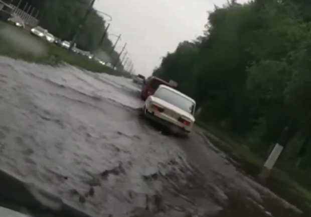 Надувай лодку: в Запорожье снова затопило дороги (видео) - фото