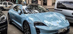 Обошел Tesla: по Одессе ездят электрические суперкары Porsche Taycan