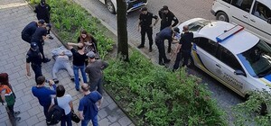 Вдарив жінку та копав поліцейське авто: у Львові затримали п’яного хулігана