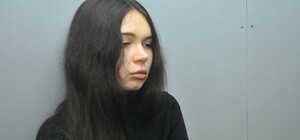 Загорает во дворе: в каких условиях отбывает наказание Алена Зайцева