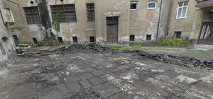 Під шаром асфальту: у дворику «Тюрми на Лонцького» натрапили на несподівані знахідки 