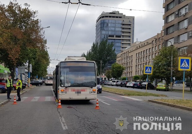 На Гагарина троллейбус сбил женщину: водителя задержали - фото ГУНП Запорожской области