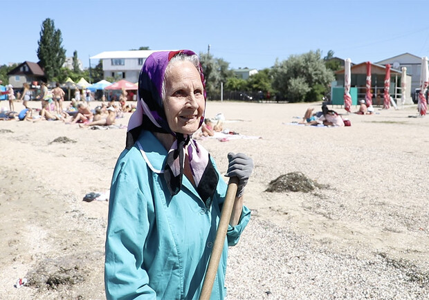 В Бердянске пенсионерка убирает пляж / фото: brd24.com