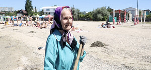 Денег не берет: в Бердянске 75-летняя женщина ежедневно убирает пляж