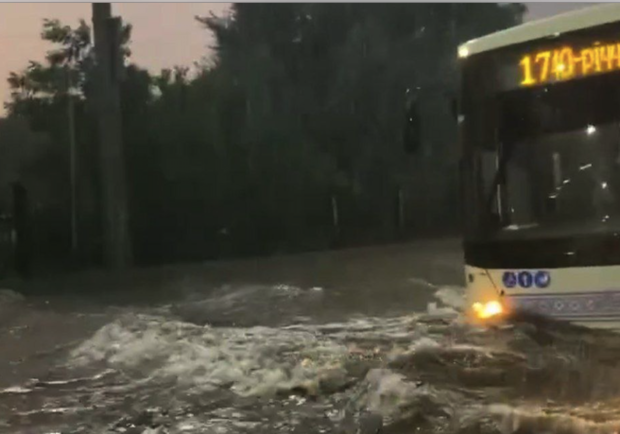 Затопленные дороги и маршрутки: Запорожье накрыл сильный ливень (видео) - фото @lera.ramenskaya