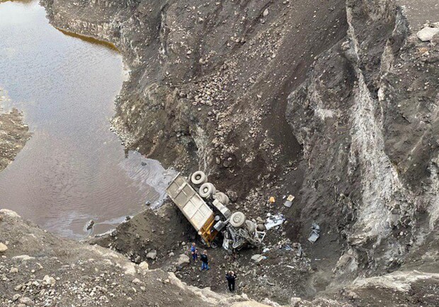 На Кичкасе грузовик упал с 25-метровой горы. Фото: ГУНП