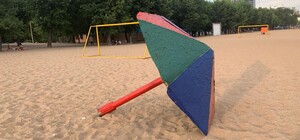 На Центральном пляже на ребенка упал солнцезащитный “грибок”: мальчик в больнице