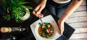 Нове місце: на Шевській готують пшеничне ризотто і хумус зі стрийських ясьок