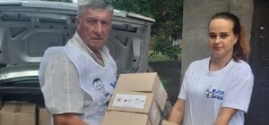 Вручали активисты партии: 