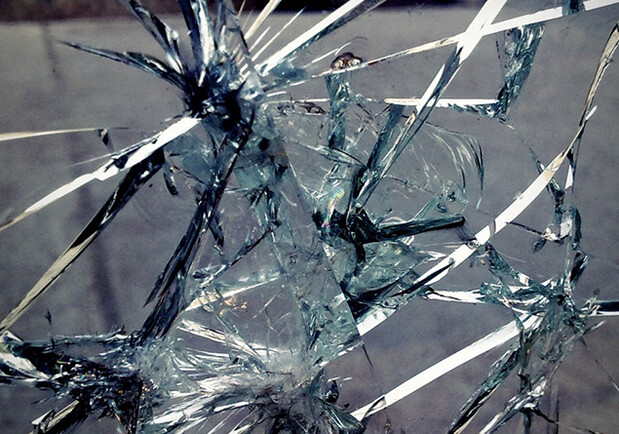 В Запорожье подростки разбили окна в трамвае. Фото: freepik