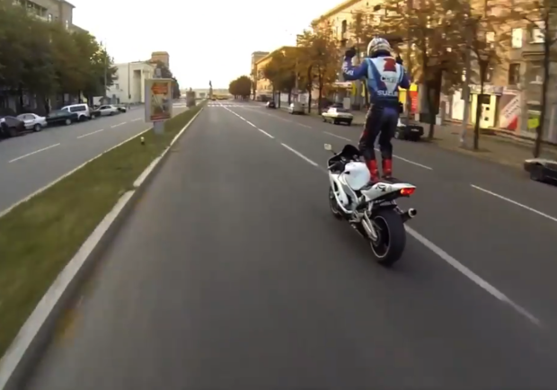 На Заводской разбился опытный мотоциклист: появилось видео его опасных трюков - фото @edinoe_moto_zp