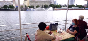 Порадуй бабушку: в Днепре пенсионеров бесплатно катают на теплоходе