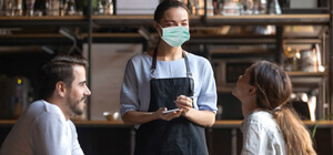 Работали без масок: в Одессе оштрафовали сотрудников общепита