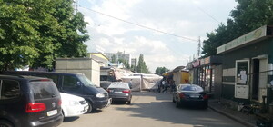 Места мало: на Борщаговке с проезжей части убирают торговые палатки