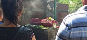 Со слезами и непониманием: в Запорожье похоронили девушку, которая сожгла себя под храмом