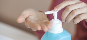 В аптеках и через интернет: в Харькове продавали поддельный антисептик