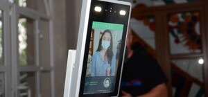 Меряет температуру и распознает лица: в двух школах Харькова установили новую систему пропуска