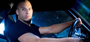 Без тормозов: ночью неизвестный гонял по скверу 