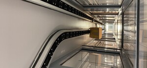 Прикольно: в днепровском Макдональдсе заказы доставляет робот