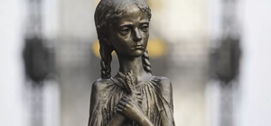 Не получилось: вандалы пытались повредить скульптуру в музее Голодомора