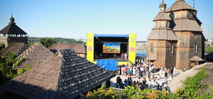 Молодежный флешмоб и геликоптер с флагом: как отмечают День независимости на Хортице