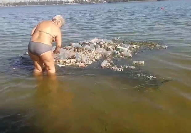 Посреди Днепра образовался остров из мусора / фото: скрин из видео "Это Запорожье"