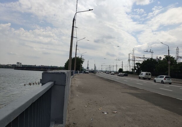 Деньги не пахнут: дедушка грозился заминировать запорожские мосты - фото Vgorode