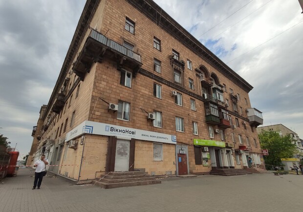 Хозяйственники от бога: все разрушающиеся дома на центральном проспекте обслуживала одна компания - фото Vgorode
