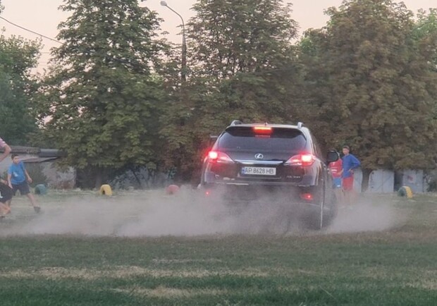 Водитель разъезжает по стадиону, когда там играют дети / фото: fb Irina Chekos