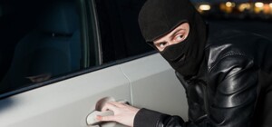 Не опять, а снова: на Хортице обокрали автомобиль туристов