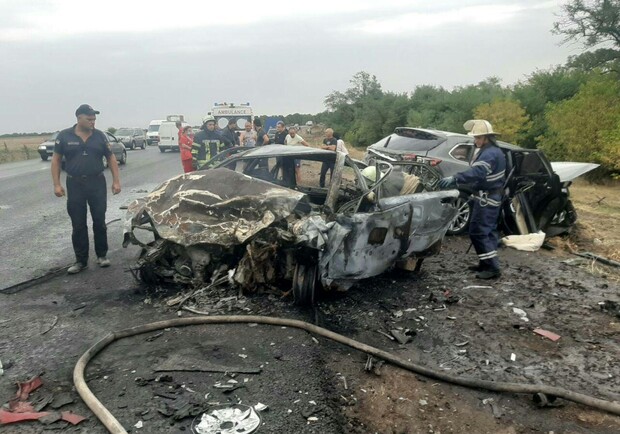 Страшная авария на трассе: двое людей погибли - фото ГСЧС Запорожской области