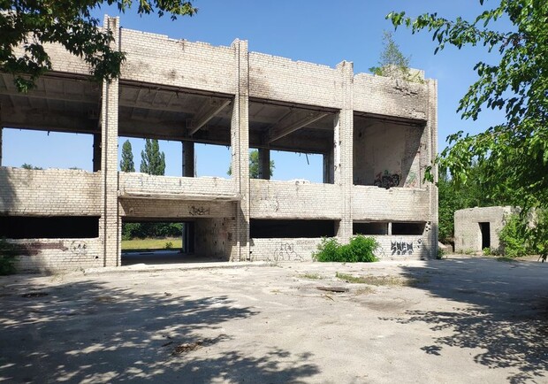 Разрушенный стадион "Авангард" на правом берегу / фото: fb Дмитрий Анатольевич