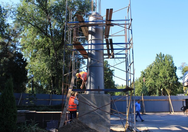 В Запорожье ремонтируют колонны на Аллее трудовой славы / фото: пресс-служба мэрии