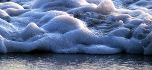 Непонятная пена в воде на Правобережном пляже: стало известно откуда она появилась