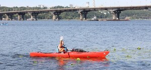 Наплаваешься: киевлян приглашают убирать Днепр на каяках