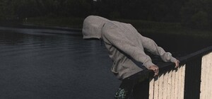 Чуть не погиб: с Нового моста прыгнул подросток (видео)