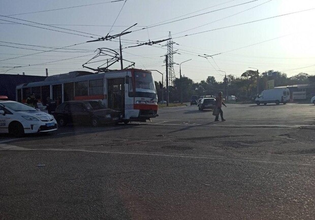 На Диагональной в ДТП попал трамвай. Фото: VGORODE