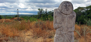 Разрушенная памятка: на Хортице нашли разбитую каменную бабу (фото)