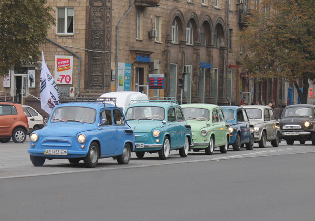 В Запорожье прошел автопробег "горбатых запорожцев". Фото: "Первый Запорожский"